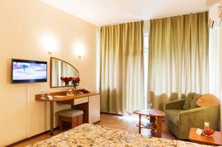 Отель Ljuljak Hotel Золотые Пески Двухместный номер с 1 кроватью или 2 отдельными кроватями-1